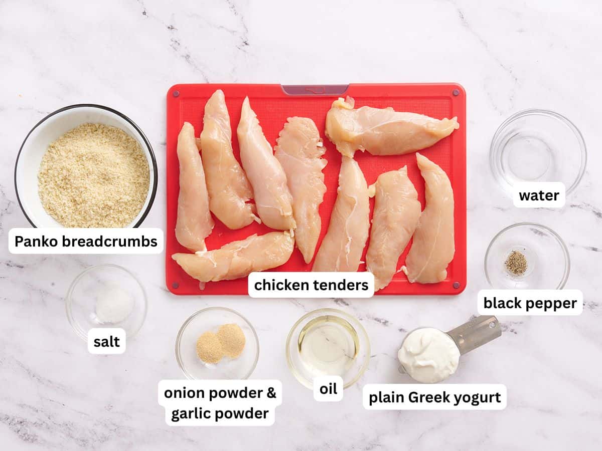 Los ingredientes para hacer tiras de pollo al horno con etiquetas.