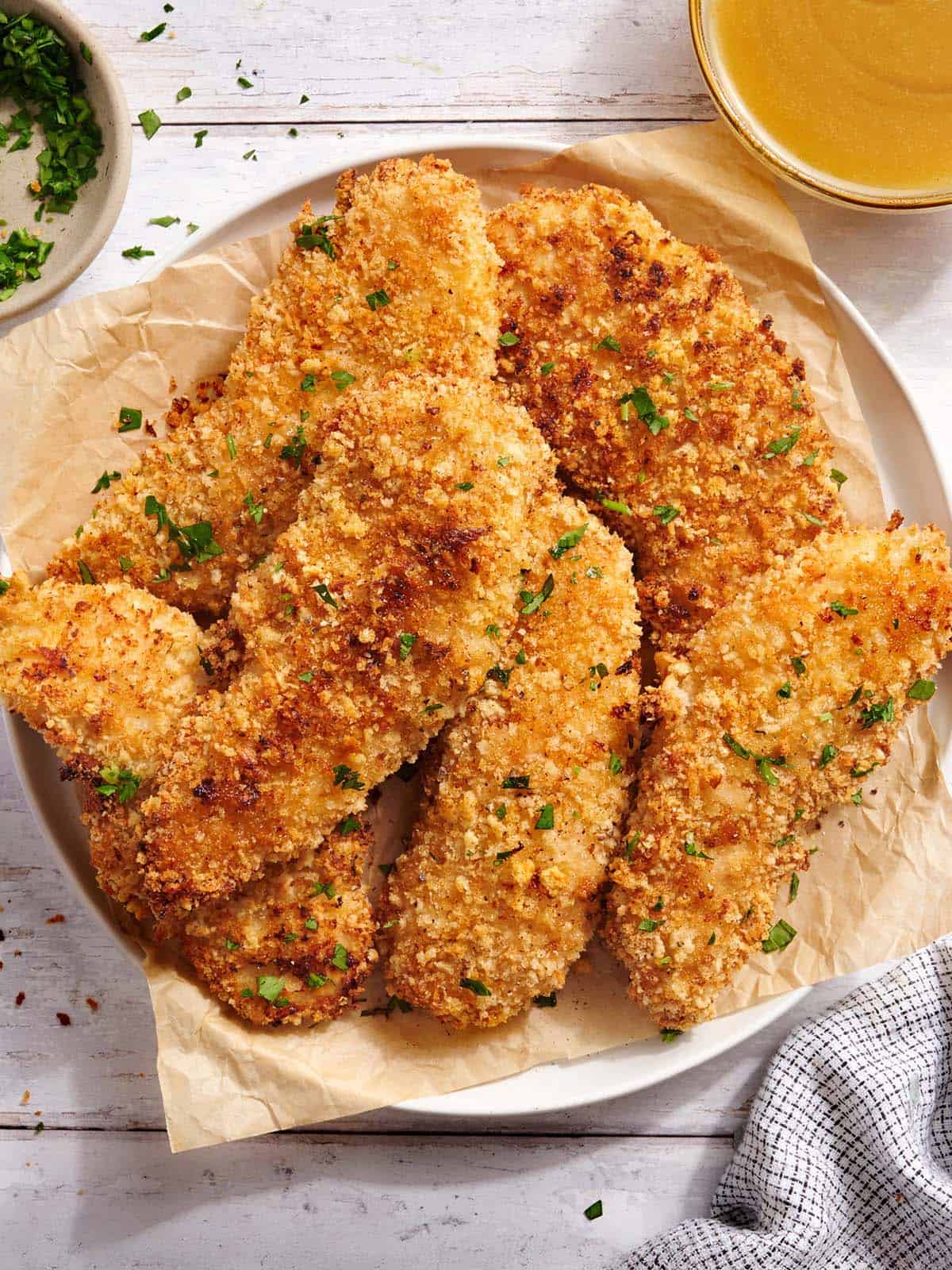 Vista aérea de un plato de filetes de pollo clásicos.