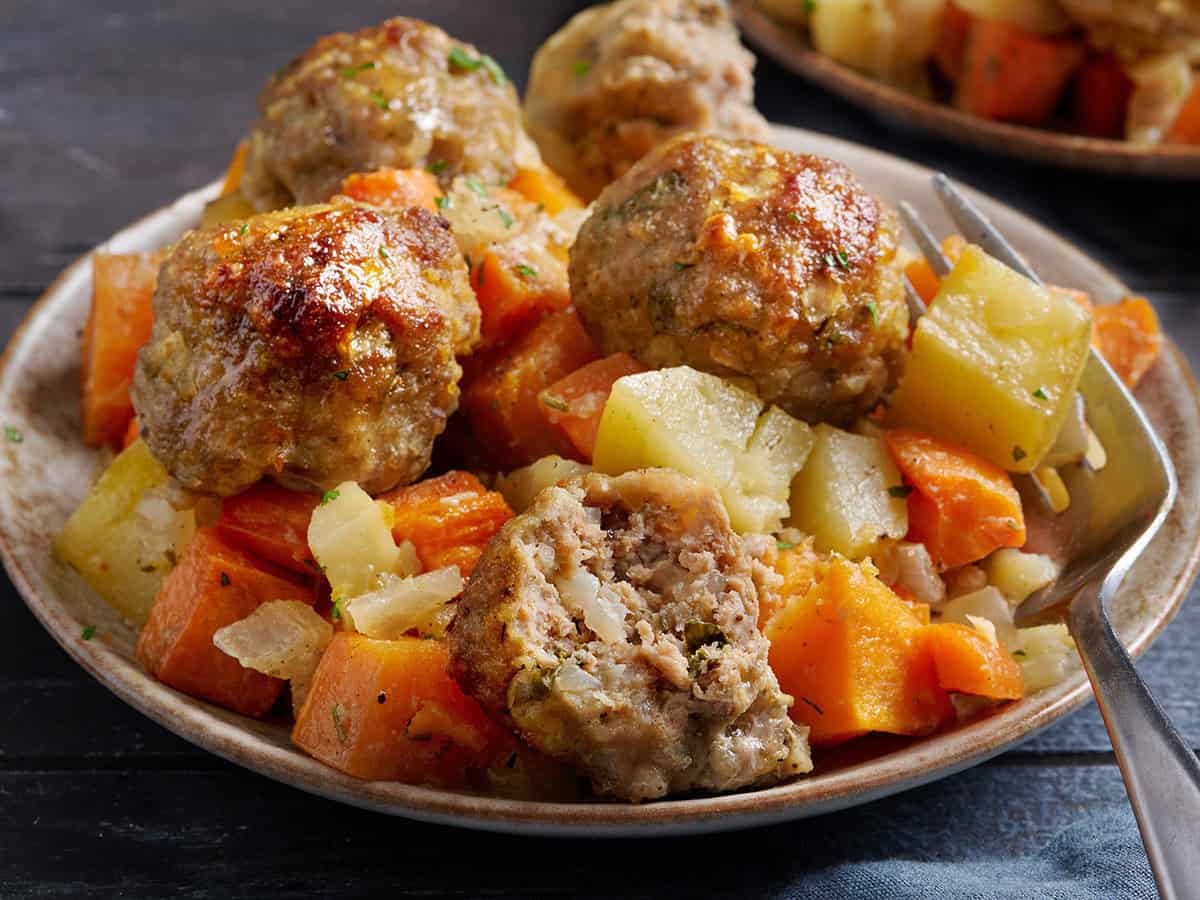 Albóndigas de pavo en sartén terminadas y tubérculos en un plato