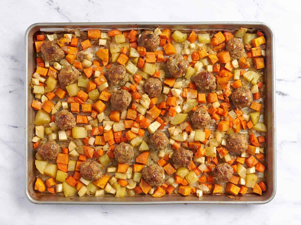 Albóndigas en sartén terminadas con tubérculos sacadas del horno.