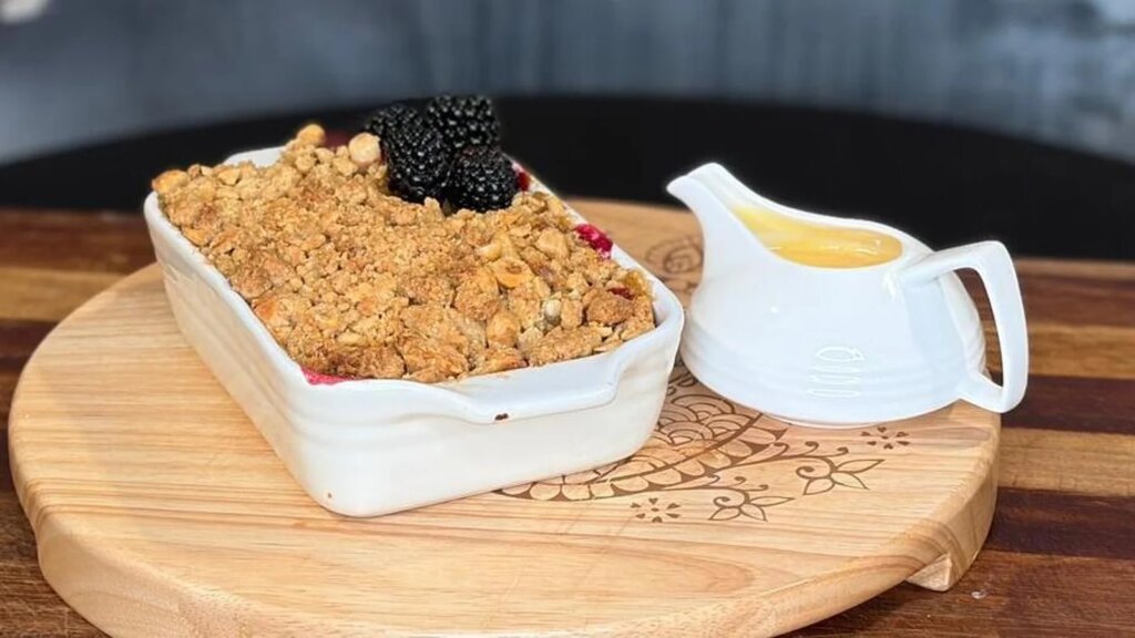 Crumble de manzana y mora de Wade Murphy con cobertura de avellana y avena