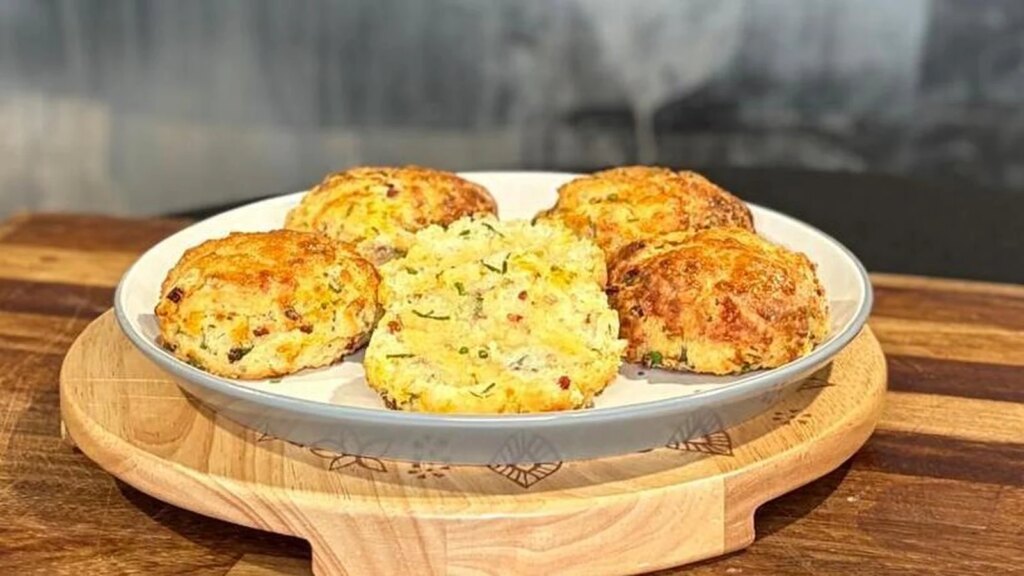 Bollos de tocino, queso cheddar y cebollino de Shane Smith: hoy