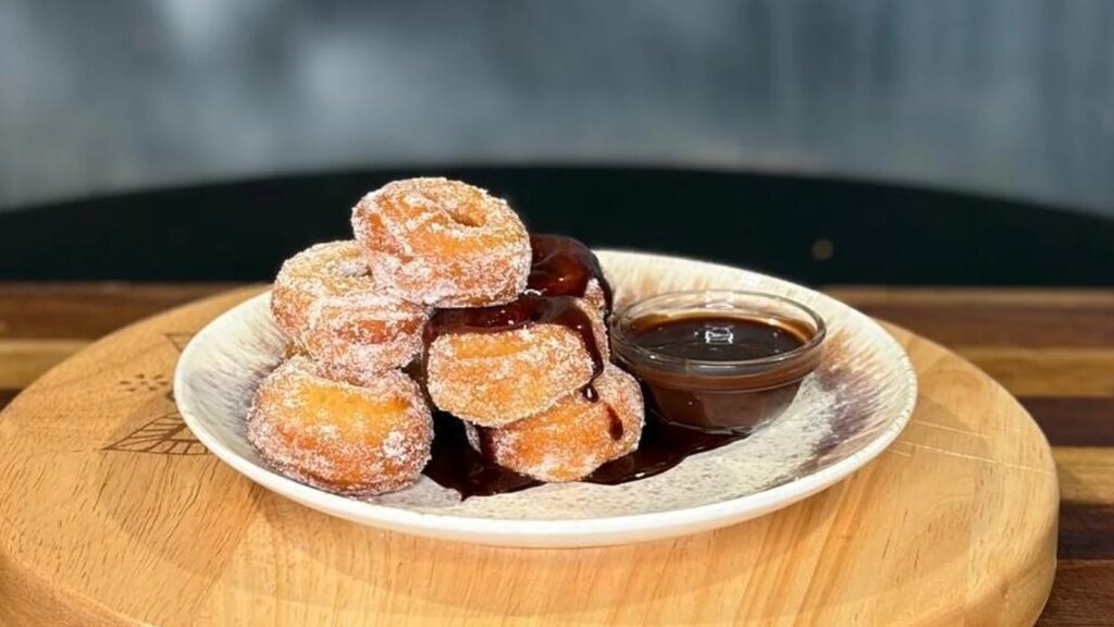 Mini donuts de canela con salsa de chocolate de Mags Roche: Hoy