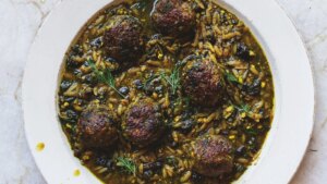 Albóndigas de pollo con espinacas de Yotam Ottolenghi