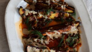 Berenjenas de Yotam Ottolenghi con alcaparras y eneldo