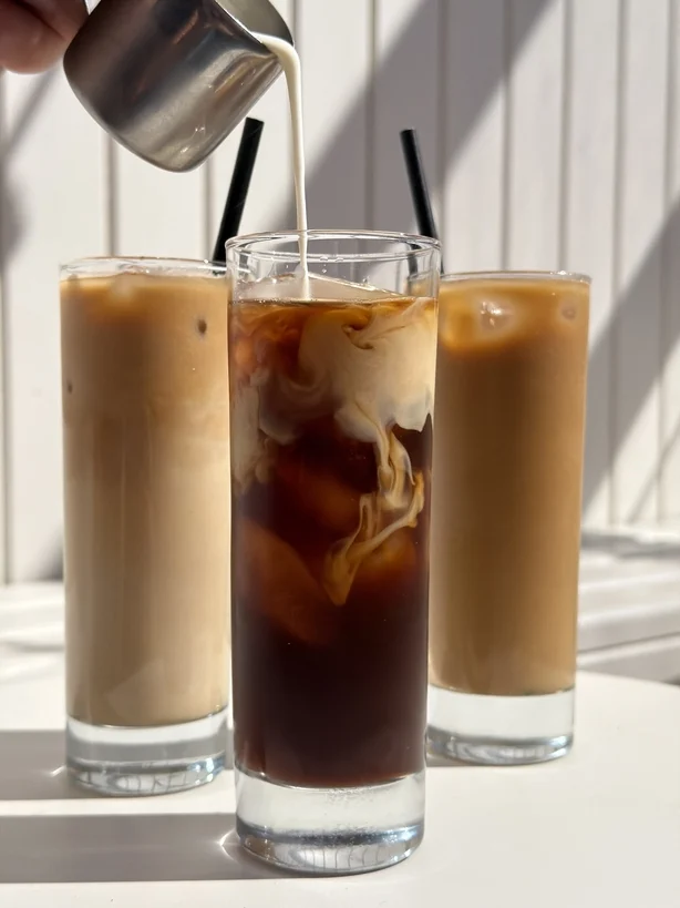 tres vasos de café helado