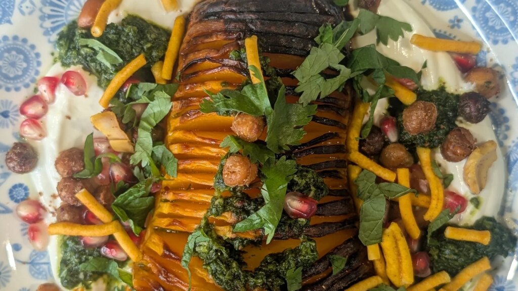 Calabaza hasselback de Eunice Power con yogur irlandés