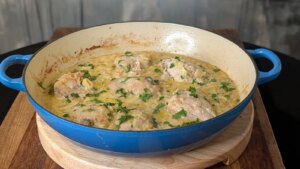 Muslos de pollo en una sartén con puerros, mostaza y estragón de Catherine Fulvio