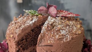 Pastel de chocolate y yogur al estilo griego de Eunice Power