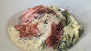 Colcannon de Sarah Butler con salsa de jamón y perejil