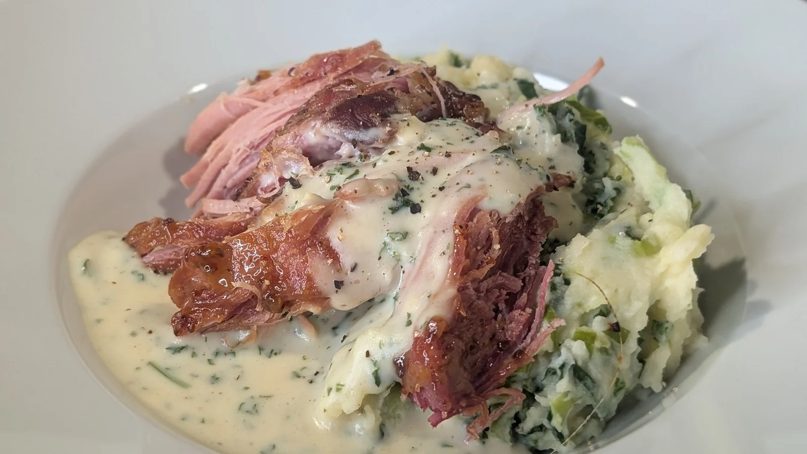 Colcannon de Sarah Butler con salsa de jamón y perejil