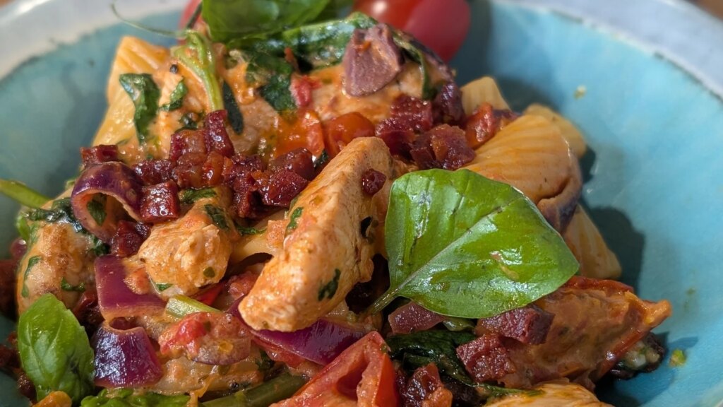 Pasta mediterránea con pollo y chorizo ​​de Trisha
