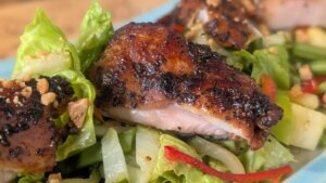 Pollo a la pimienta negra de Sham Hanifa con ensalada de manzana y piña