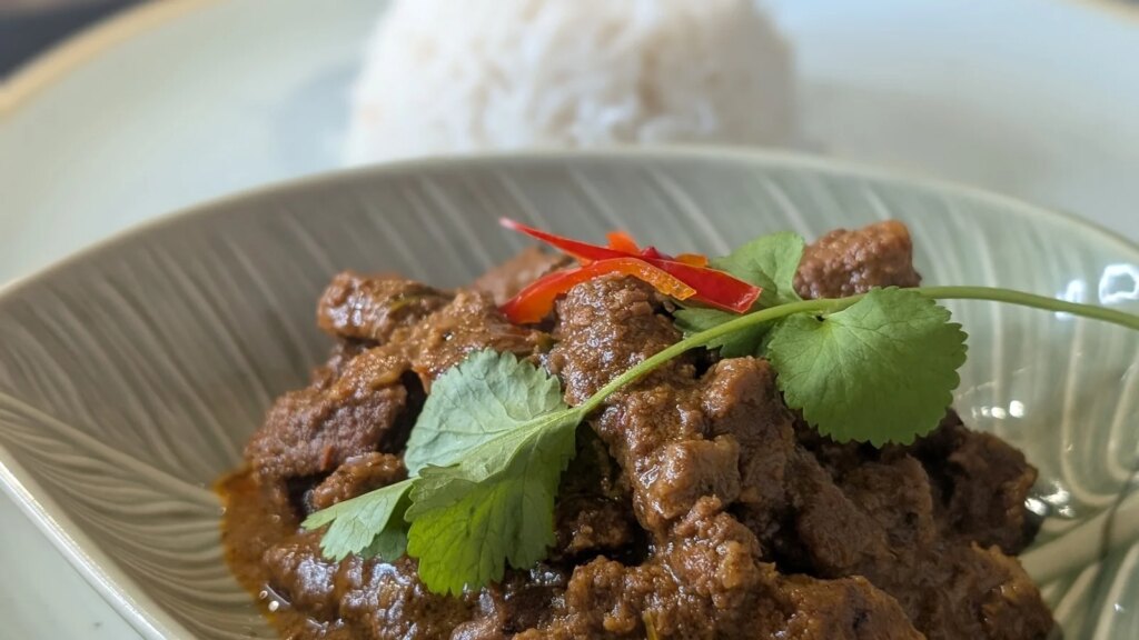 Rendang de ternera de Sham Hanifa con arroz con coco