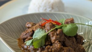 Rendang de ternera de Sham Hanifa con arroz con coco